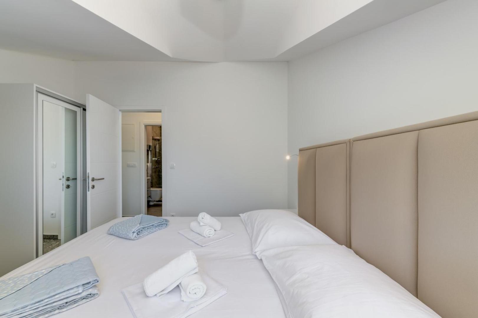 Deluxe Seaview Kennedy Iii Apartment